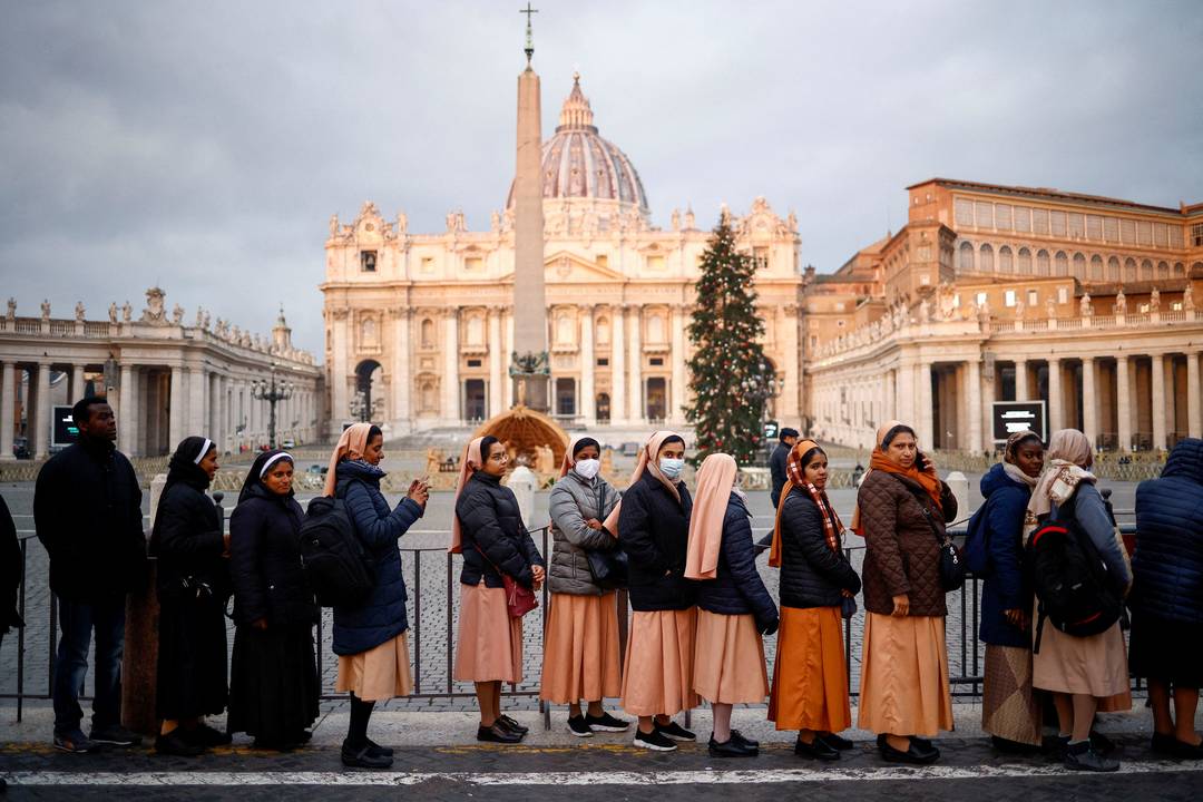 Fieis esperam na fila para prestar homenagens ao Papa Emérito Bento XVI