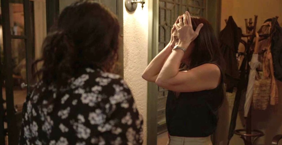 Thelma (Adriana Esteves) fica arrasada ao saber que todos sabem da história — Foto: Globo