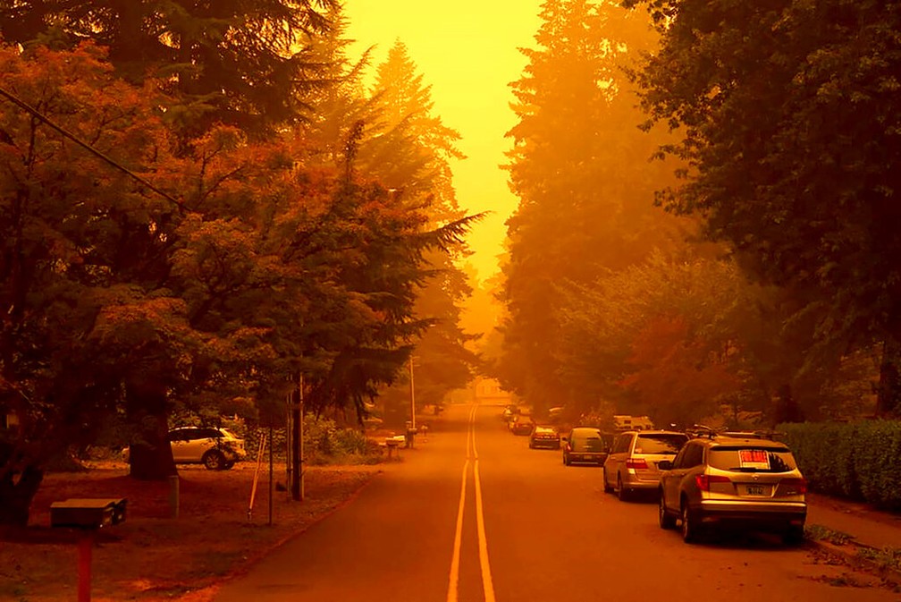 Ruas de West Linn, no Oregon (EUA), tomadas por fumaças dos incêndios que atingem o estado nesta quinta-feira (10) — Foto: Christian Gallagher via AP