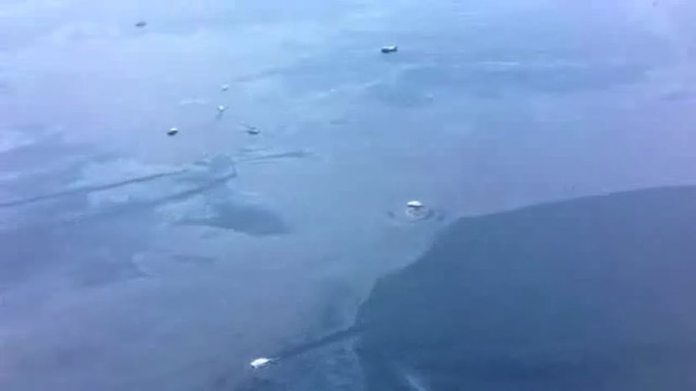 Mancha de óleo no mar de Angra dos Reis após vazamento da Transpetro — Foto: Reprodução/Divulgação/Prefeitura de Angra dos Reis