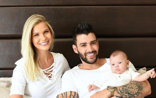 Foto: Compartilhando da mesma paleta de cores, a família de Gusttavo Lima  comemorou o Natal com todos vestidos de vermelho - Purepeople