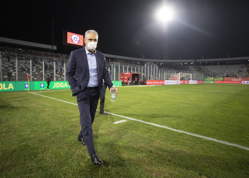 Tite, técnico da seleção brasileira, antes do jogo contra o Chile — Foto: Lucas Figueiredo / CBF