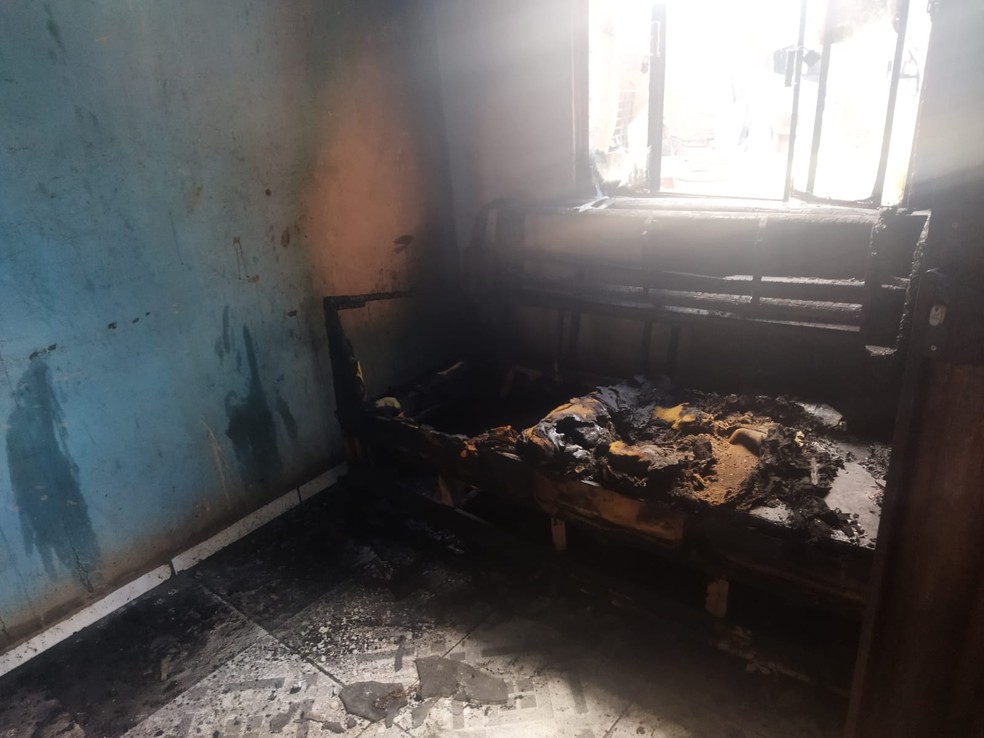 Incêndio destruiu móveis e eletrodomésticos  — Foto: Polícia Militar/Divulgação