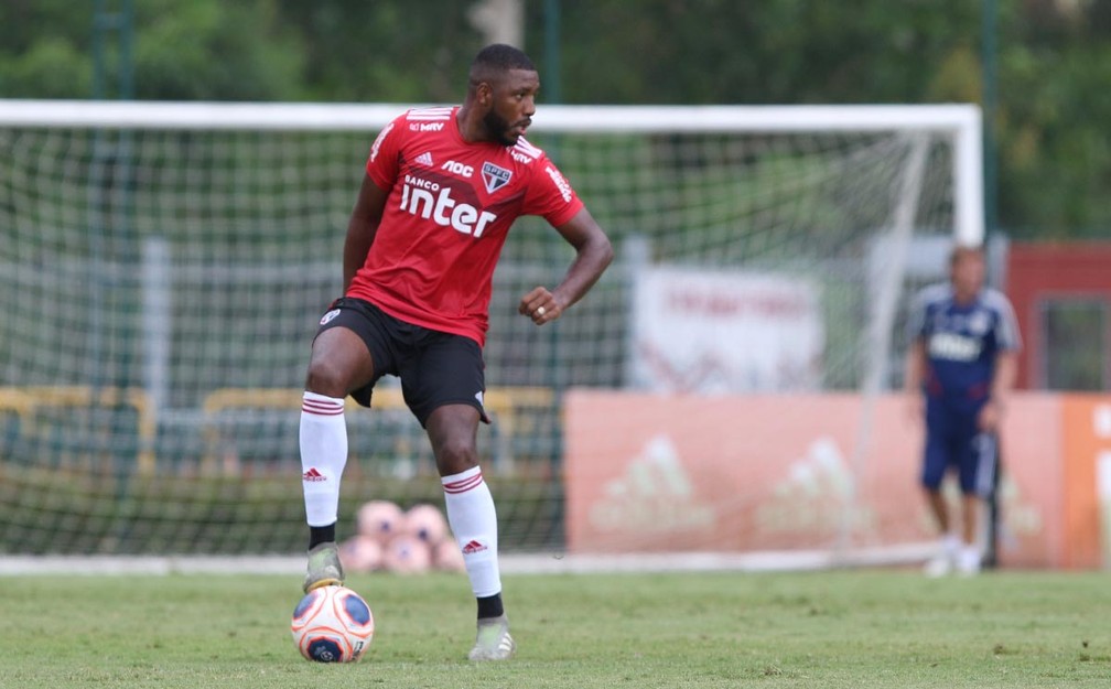 Jucilei em treino do São Paulo — Foto: Rubens Chiri / saopaulofc.net