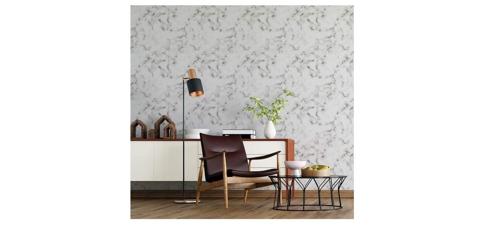 O papel de parede mármore carrara deve ser utilizado em paredes lisas e secas (Foto: Reprodução / Amazon)