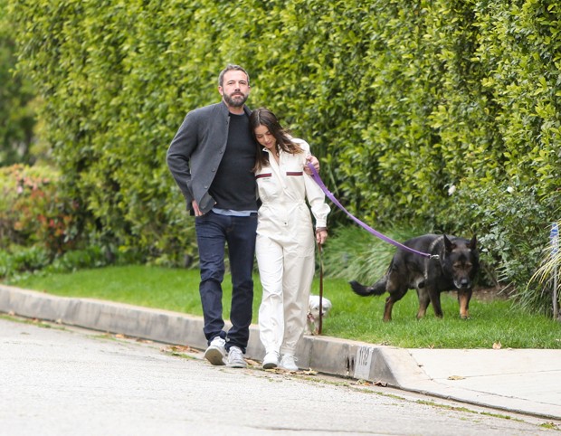 Ben Affleck e Ana de Armas são vistos em passeio com os cães (Foto: Getty Images)