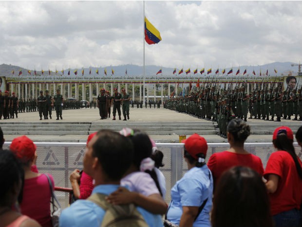 Cadetes fazem ato em homenagem ao presidente Hugo Chávez nesta quinta-feira (14) em frente à Academia Militar, onde estão os restos mortais do líder venezuelano. (Foto: Tomas Bravo/Reuters)
