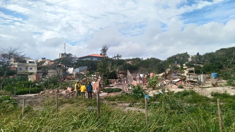 Casas são demolidas em ação no distrito de Figueira — Foto: Paulo Henrique Cardoso/Inter TV