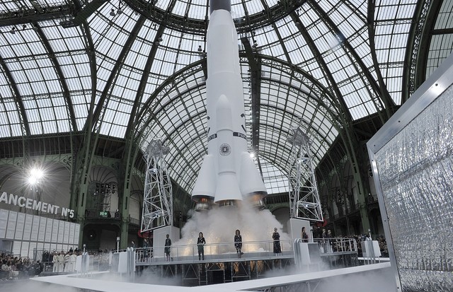O foguete do cenário do desfile da Chanel (Foto: Getty Images)