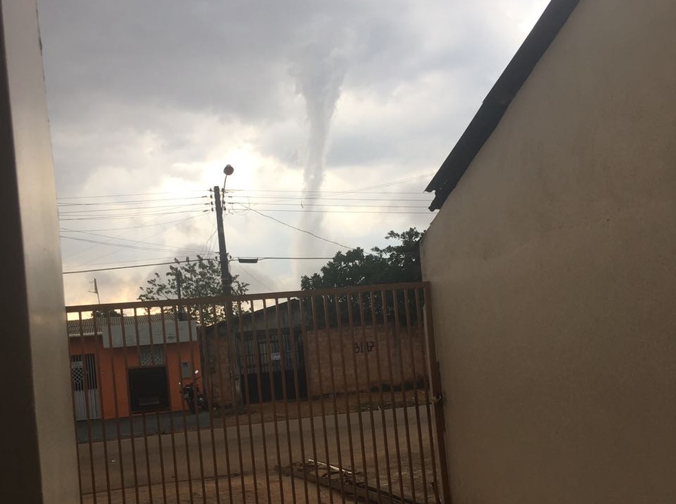 Nuvem funil pode ser vista de diversos pontos da cidade  (Foto: WhatsApp/Reprodução)