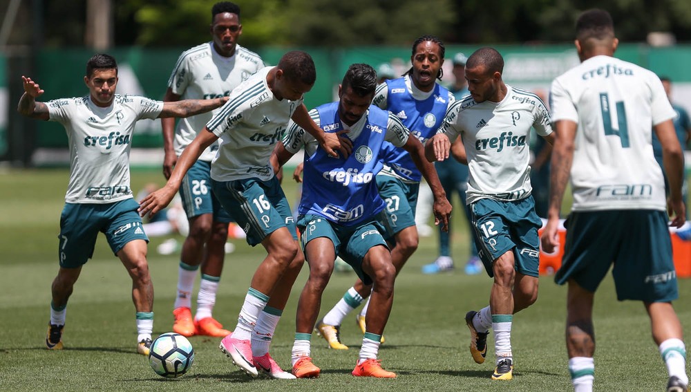 Em treino fechado neste sábado, Palmeiras trabalha posicionamento e bola parada