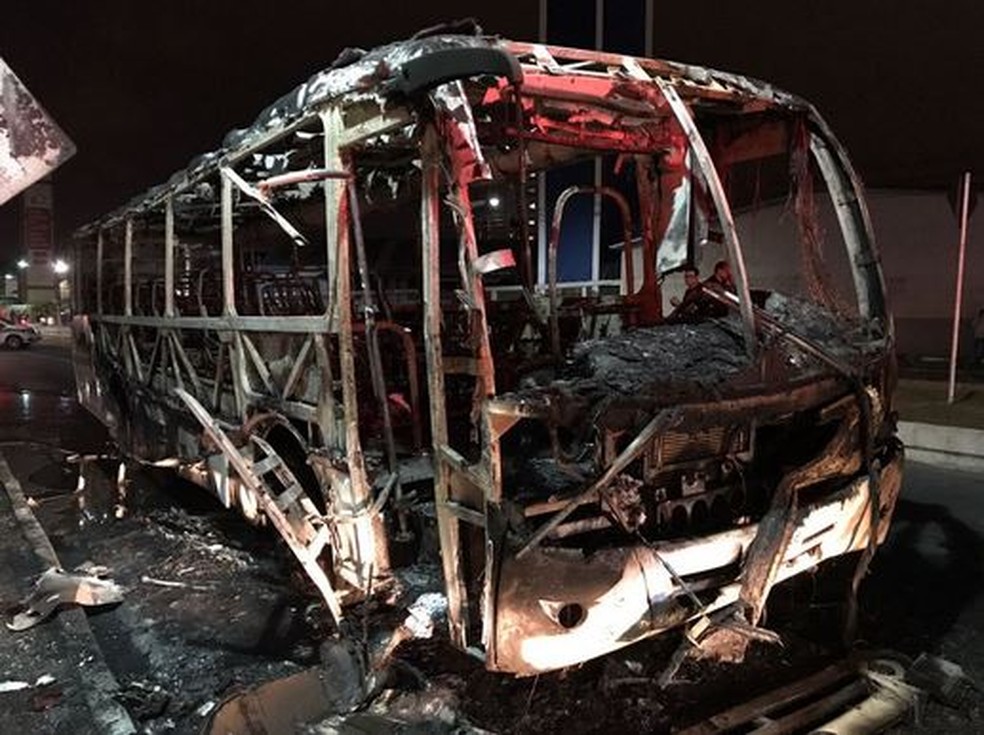 &Ocirc;nibus que levava universit&aacute;rios foi incendiado em Itaja&iacute; na sexta (1)  (Foto: Fabiano Correia/NSC TV)