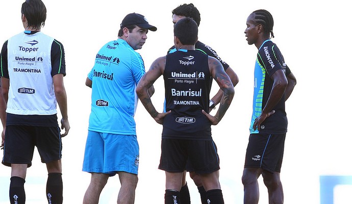 Enderson conversa com jogadores na preparação para a estreia no Brasileirão (Foto: Lucas Uebel/Grêmio)