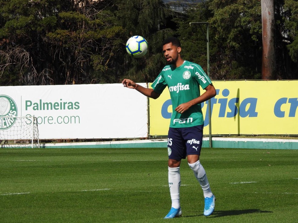 Matheus Fernandes pode entrar no meio de campo — Foto: Felipe Zito