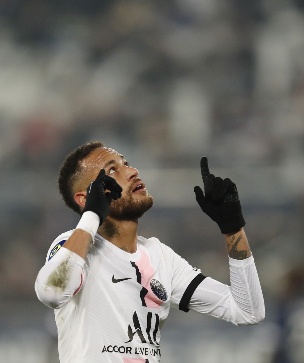 Neymar aponta aos céus após fazer dança em homenagem a Marília Mendonça no segundo gol pelo PSG contra o Bordeaux — Foto: Stephane Mahe/Reuters