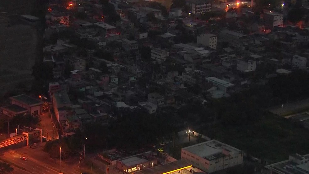 A comunidade da Gardênia Azul segue sem luz (Foto: Reprodução/ TV Globo)