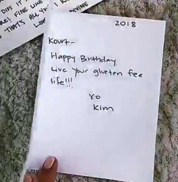 A mensagem enviada por Kim Kardashian a Kourtney Kardashian com o erro de grafia na palavra glúten (Foto: Instagram)
