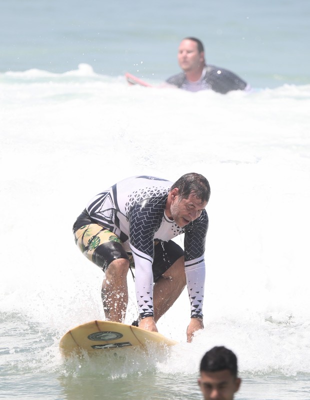 Leandro Hassum faz aula de surfe com o professor Rodrigo Robini no Rio (Foto: Dilson Silva/AgNews)