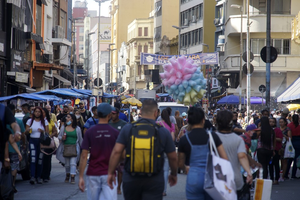  Movimentação de consumidores na região da Rua 25 de Março, centro comercial popular de São Paulo, na tarde de quinta-feira (24). — Foto: Cris Faga/Estadão Conteúdo
