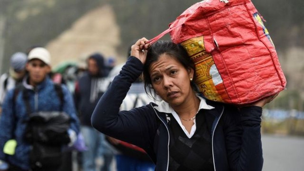 Milhares de venezuelanos emigraram por terra para outros países sul-americanos. — Foto: Getty Images via BBC