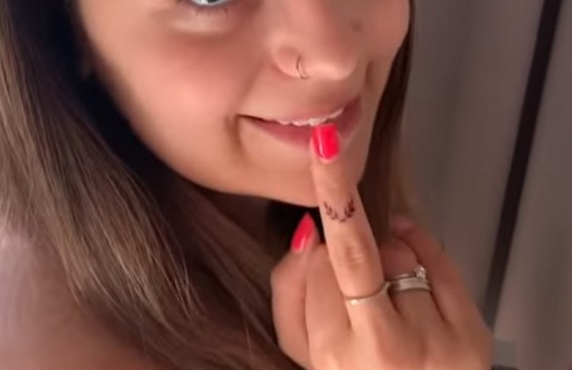 Em 2020, ela tatuou o dedo do meio (Foto: Reprodução)