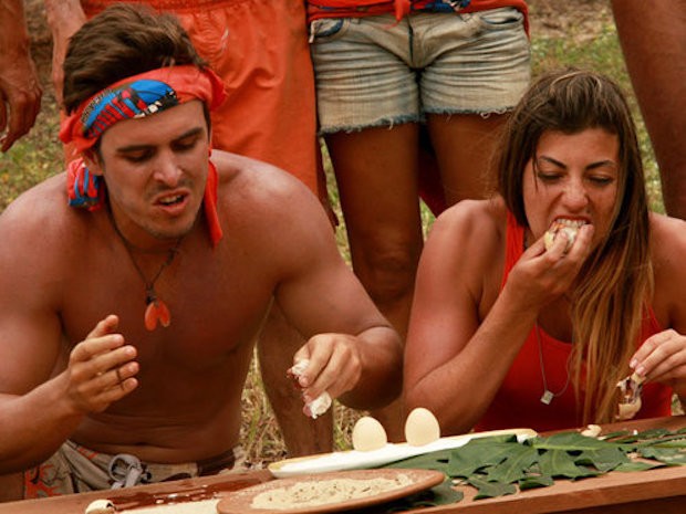 Participantes comem ovo galado na quarta temporada (Foto: TV Globo / Reprodução)