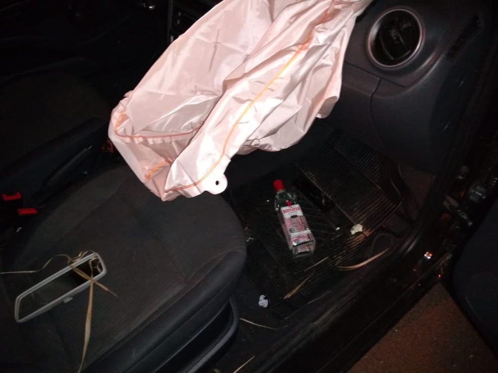 Veículo invadiu área interna do Aeroporto de Presidente Prudente — Foto: Polícia Militar/Cedida