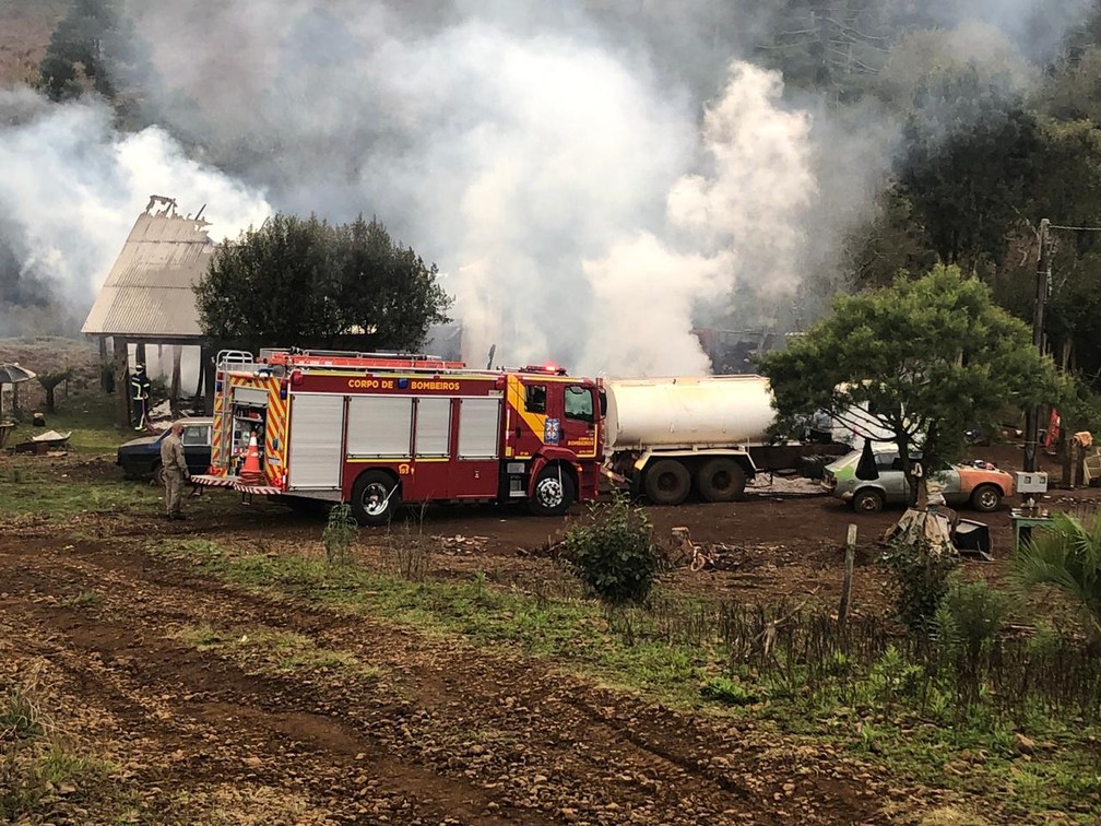 Duas crianças morrem após incêndio atingir casa em Turvo, diz Corpo de Bombeiros — Foto: Divulgação/PRE