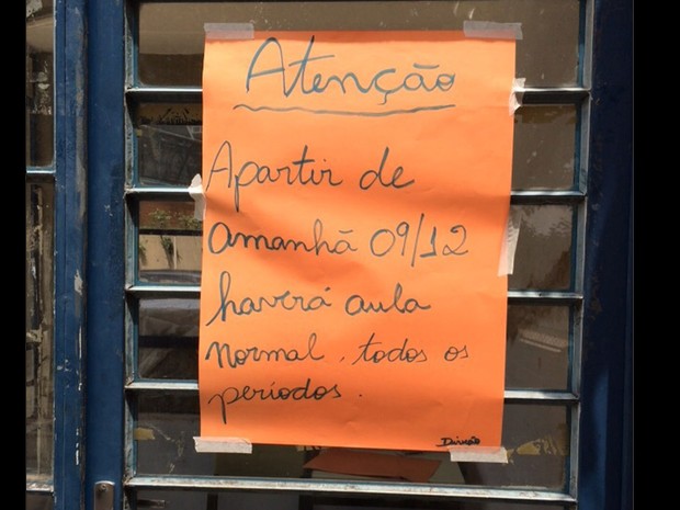 Direção mostra aviso de retomada das aulas na Escola Estadual Brigadeiro Gavião Peixoto (Foto: Karina Godoy/G1)