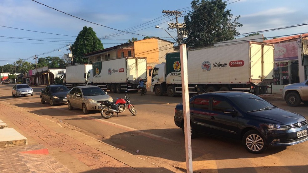 Mais de R$ 300 mil foram encontrados divididos entre caminhões de empresa de frios  (Foto: Arquivo Pessoal)