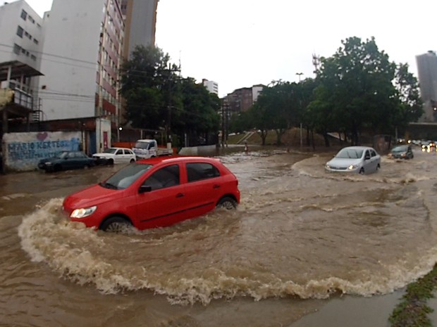 Chuva complica trânsito e alaga vias em diversos pontos de Salvador (Foto: Reprodução / TV Bahia)