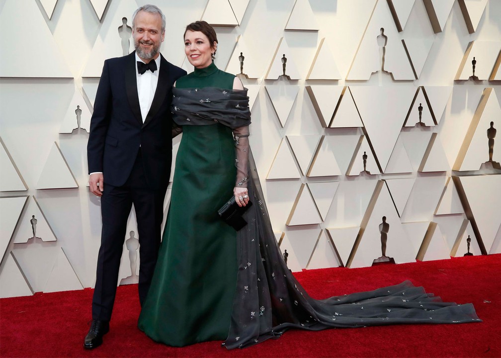 A atriz Olivia Colman e o marido Ed Sinclair no tapete vermelho do Oscar 2019 â€” Foto: Mario Anzuoni/Reuters