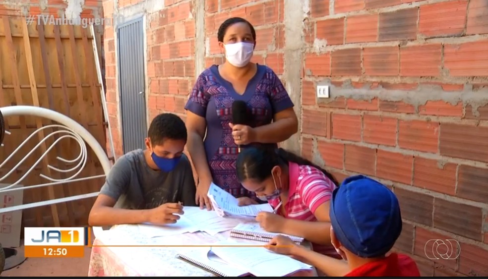 Crianças tentando resolver atividades sem acesso a explicações de professores — Foto:  TV Anhanguera/Divulgação