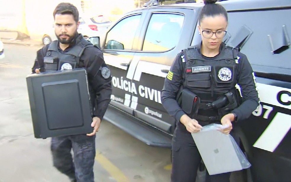 Operação apreende em Goiás computadores de suspeitos de vender contas fakes na web para difamar juízes do Amazonas — Foto: Reprodução/TV Anhanguera