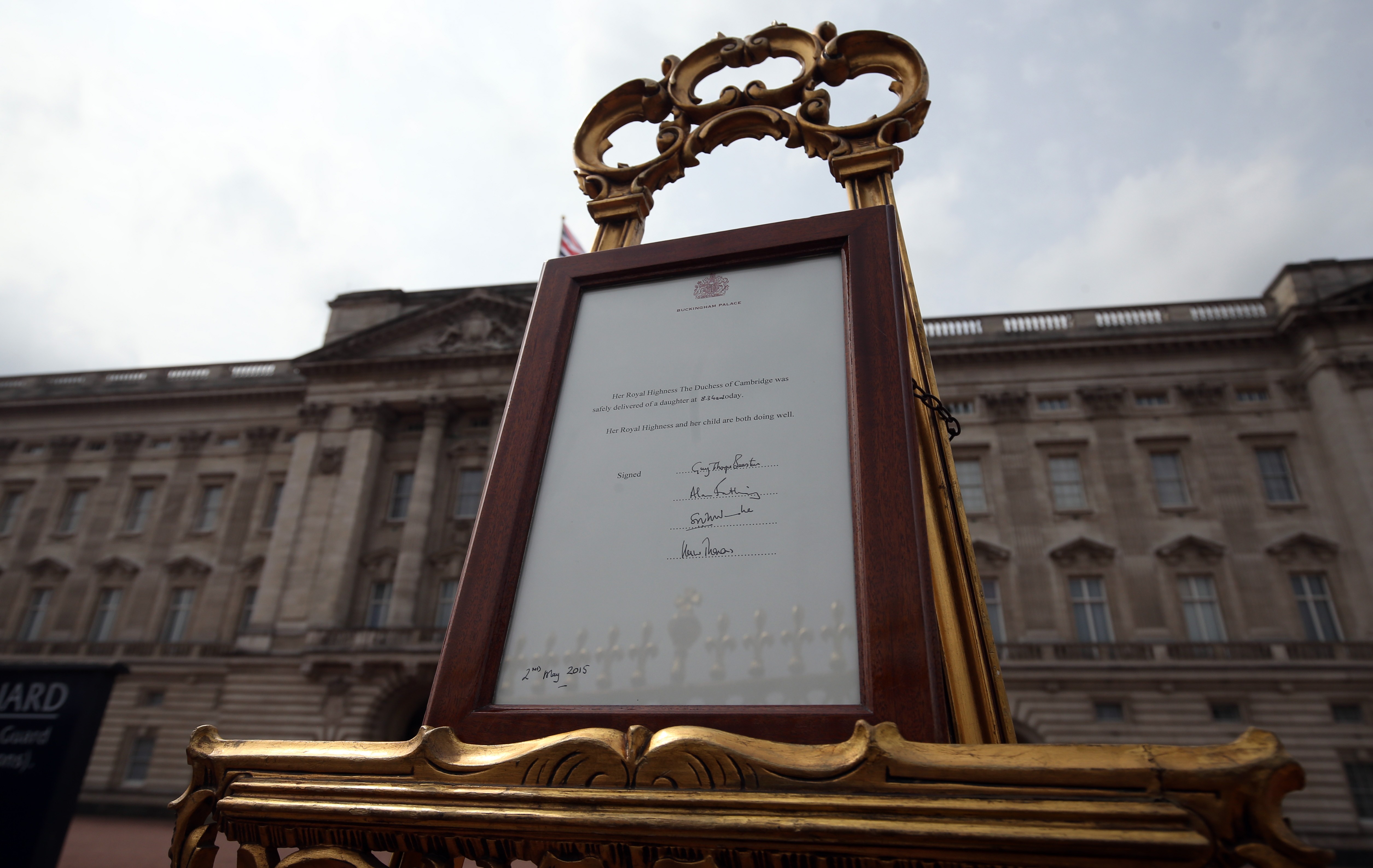 Um atestado assinado pela equipe médica da família real colocado no pátio do Palácio de Buckingham confirma o nascimento (Foto: Getty Images)