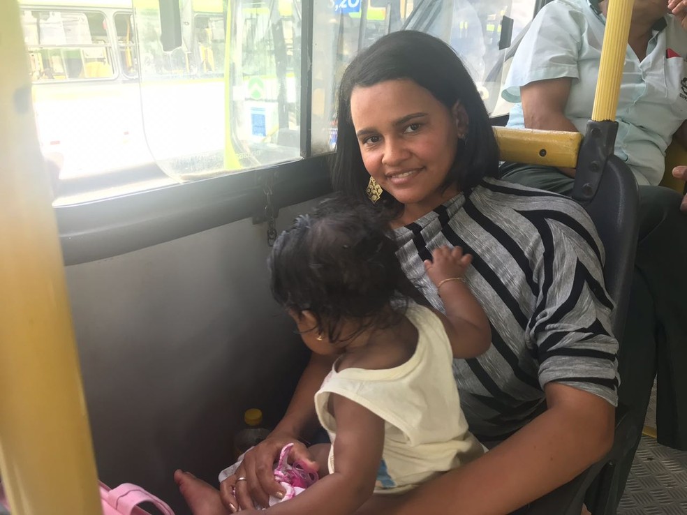 Jéssica estava com a fiilha e foi prejudicada pela paralisação dos motoristas de ônibus (Foto: Thamires Oliveira/G1)