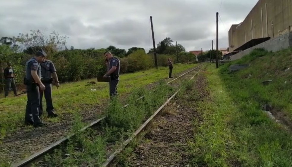 Corpo foi encontrado morto na linha do trem em Itapetininga (SP) — Foto: Esdras Felipe Pereira/TV TEM