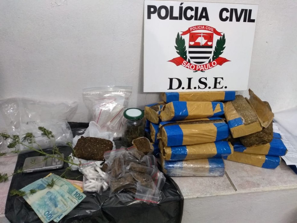 Policiais Civis de Botucatu apreenderam também dinheiro, embalagens vazias, balança de precisão e pinos de cocaína  — Foto: Dise Botucatu/Divulgação