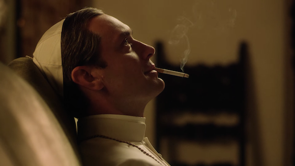 Jude Law no trailer de 'The Young Pope' (Foto: Reprodução)