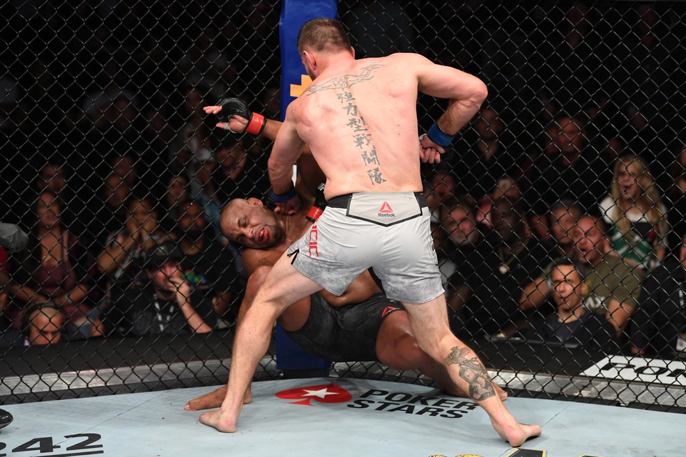 Stipe Miocic nocauteia Daniel Cormier, no UFC 241 — Foto: Josh Hedges/Getty Images