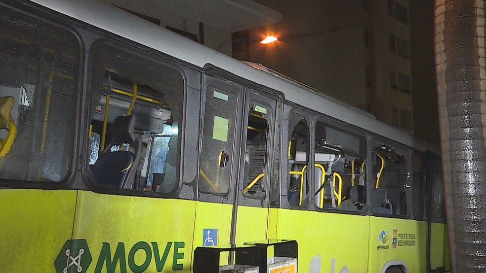 Ônibus ficou destruído em briga de torcedores, em BH — Foto: Reprodução/TV Globo