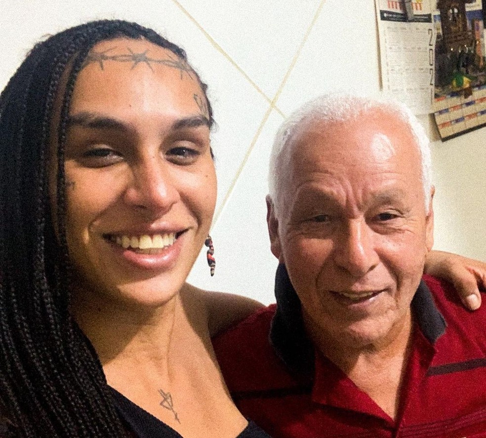 A cantora Linn da Quebrada e o pai, em reencontro realizado em janeiro de 2022 — Foto: Reprodução/Instagram