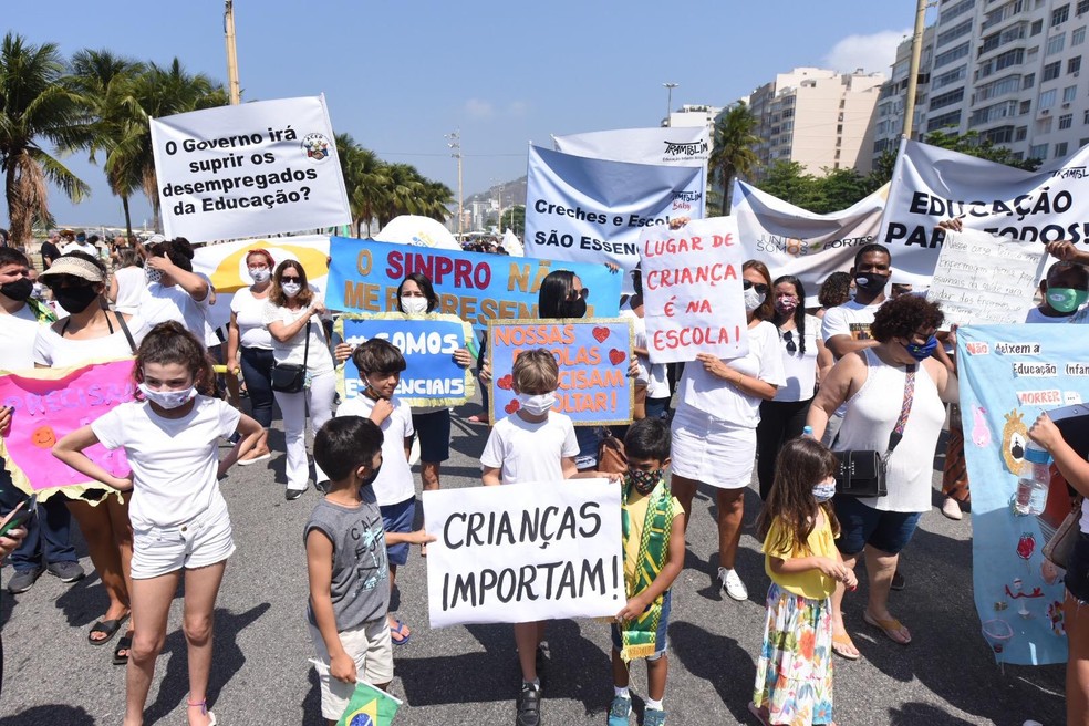 Manifestação em Copacabana, Zona Sul do Rio, reuniu donos de escolas e creches, pais e alunos para pedir volta às aulas — Foto: Gabriel Bastos/Futura Press/Estadão Conteúdo