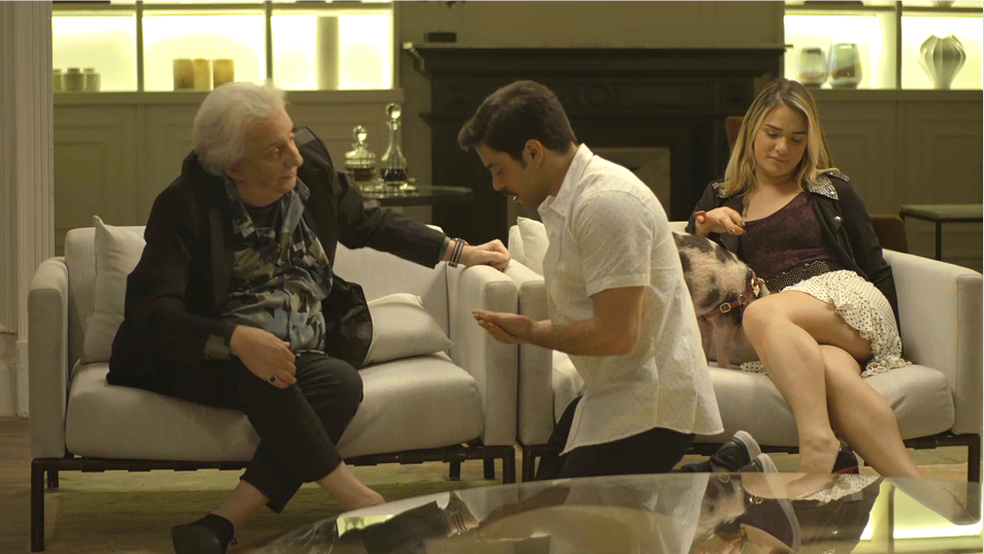 Em 'A Dona do Pedaço', Abel (Pedro Carvalho), de joelhos, pede a Eusébio (Marco Nanini) a mão de Britney (Glamour Garcia) em casamento — Foto: TV Globo