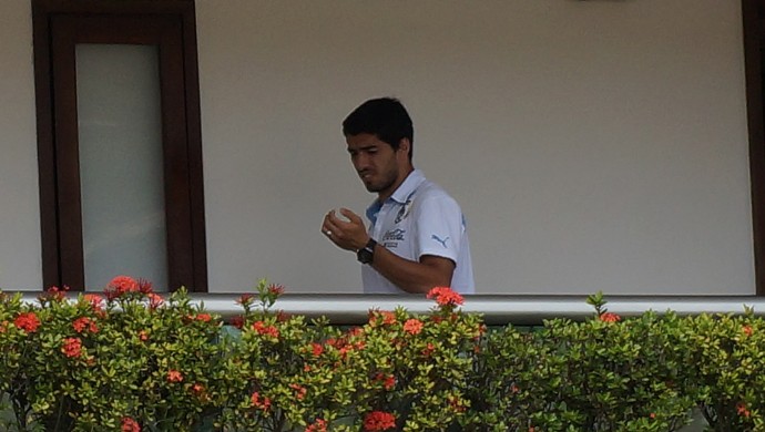 Luis Suárez na sacada do hotel em Natal - Uruguai (Foto: Augusto Gomes)