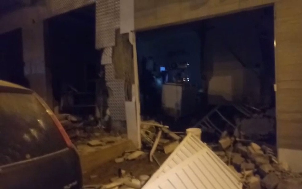 Situação do imóvel logo após a explosão, na noite da segunda-feira — Foto: Nine Ismerim