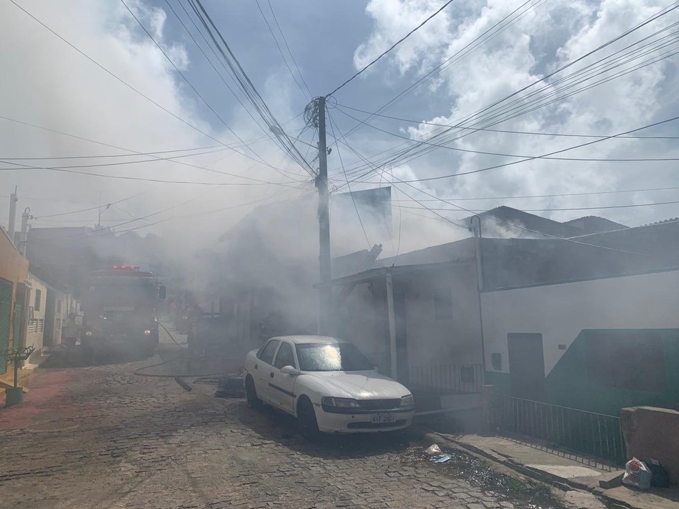 Inc&ecirc;ndio em M&atilde;e Luiza, na Zona Leste de Natal &mdash; Foto: Emerson Medeiros/Inter TV Cabugi
