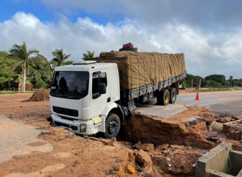 Caminhão fica preso em cratera aberta por conta da água da chuva.  — Foto: Mateus Ferreira/Sistema Verdes Mares