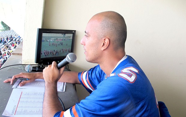 Narrador ignora rivalidades e vira voz do futebol americano carioca