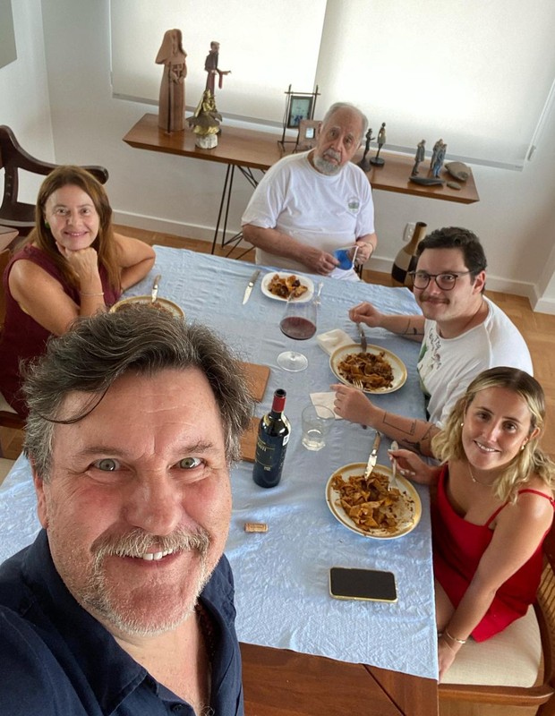 Antonio Calloni almoça em família (Foto: Reprodução/Instagram)